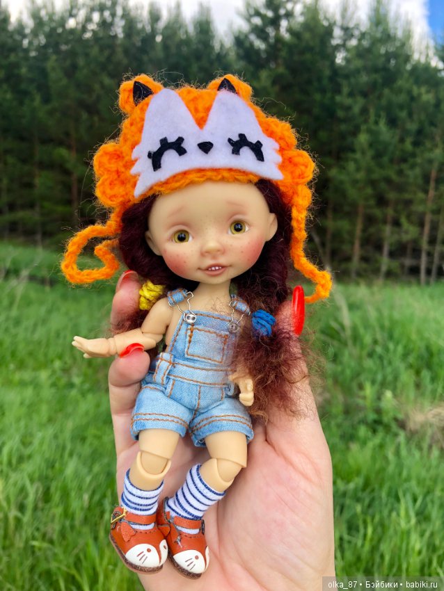 Оливия Nikki Britt на лесной прогулке