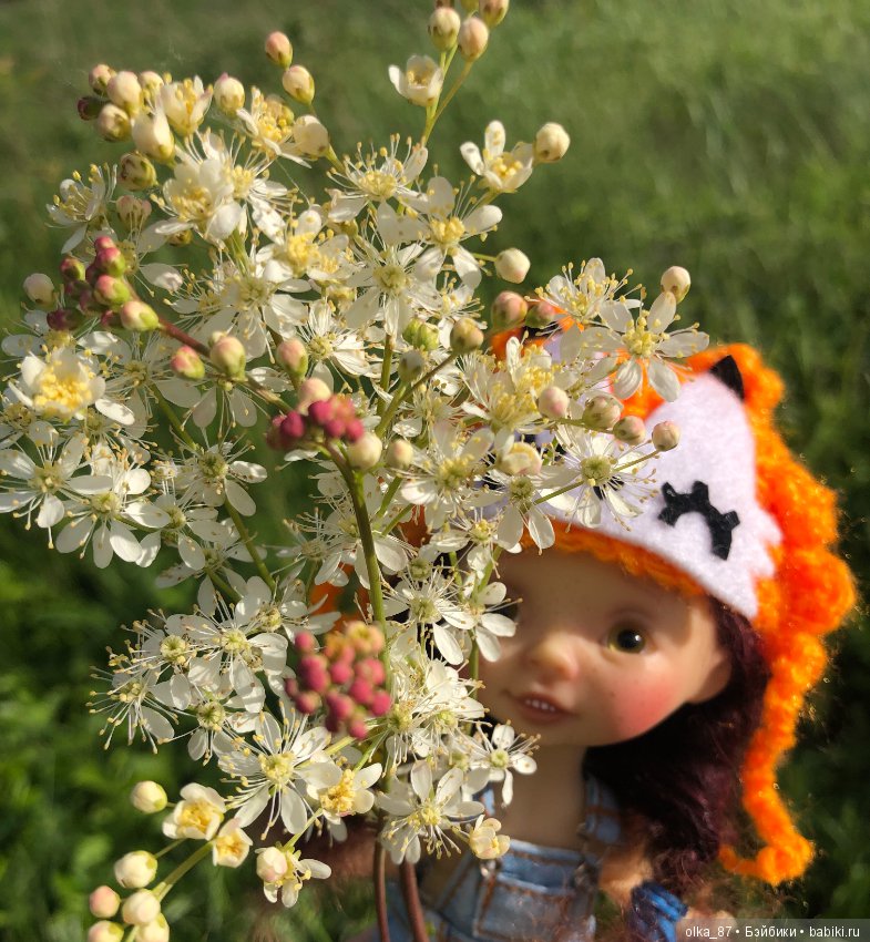 Оливия Nikki Britt на лесной прогулке