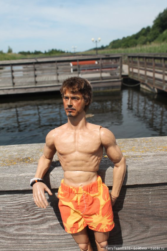 В отпуск с мистером Старком. На пляжУ лежу