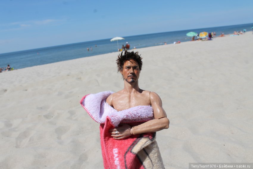 В отпуск с мистером Старком. На пляжУ лежу