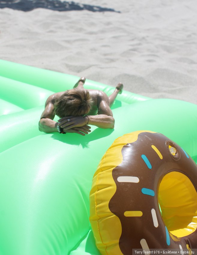 В отпуск с мистером Старком. На пляжУ лежу