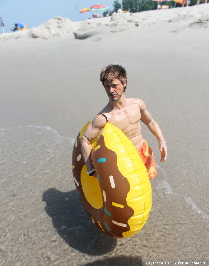 В отпуск с мистером Старком. На пляжУ лежу