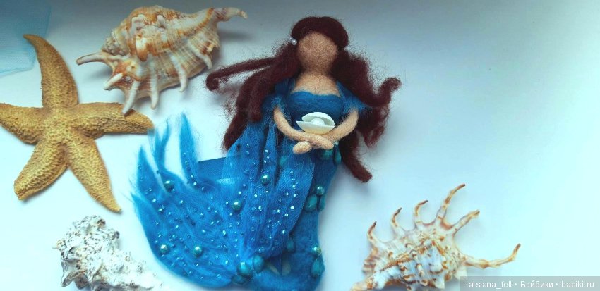 В морской купели затаенной Русалка юная жила