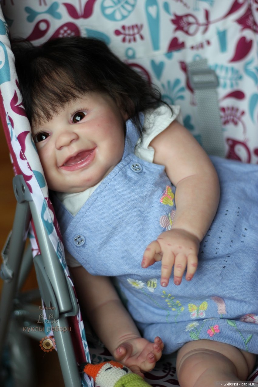 Улыбающаяся малышка Джулиана