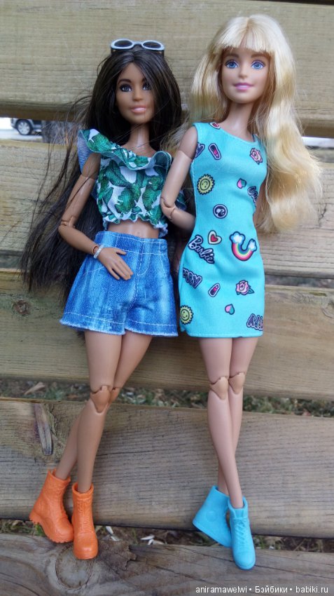 Barbie Суэль и Маришка выходят на прогулку