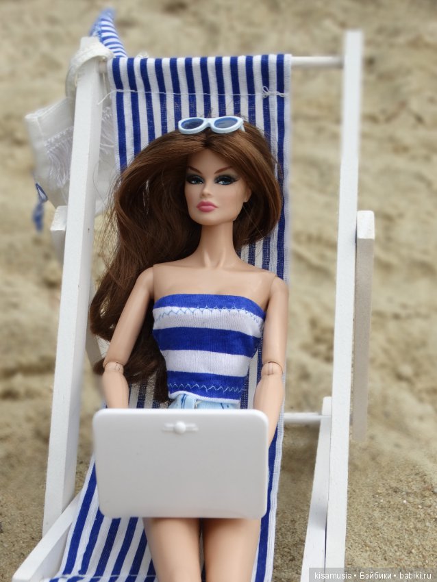 На пляже в пасмурный день