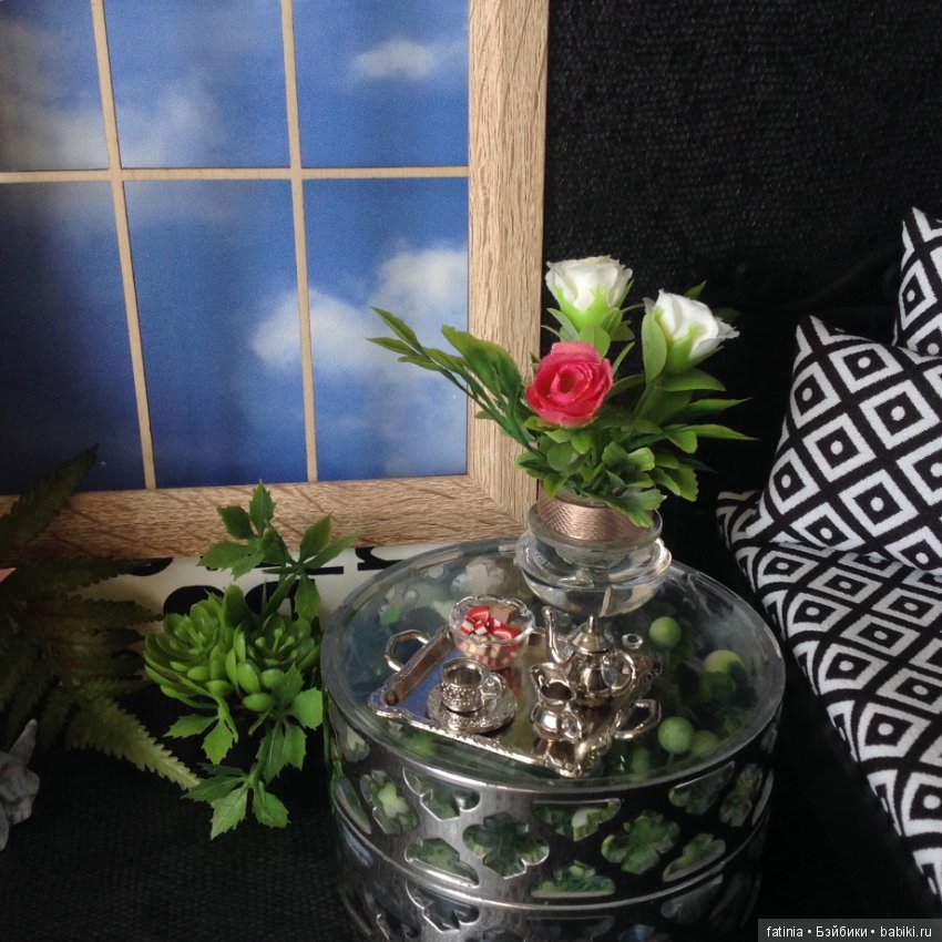 Немного растений и цветов в кукольном интерьере 1:6