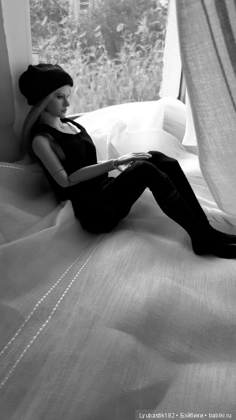 У окна — Коллекционные экшн