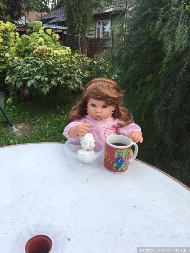 Викуся ходила гулять,отдыхала