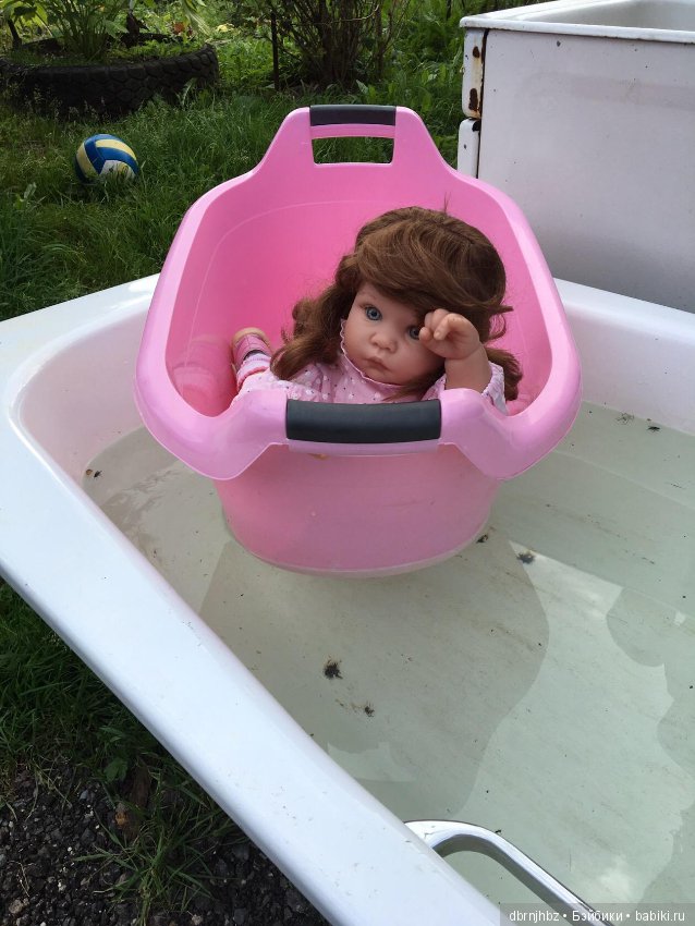 Викуся ходила гулять,отдыхала