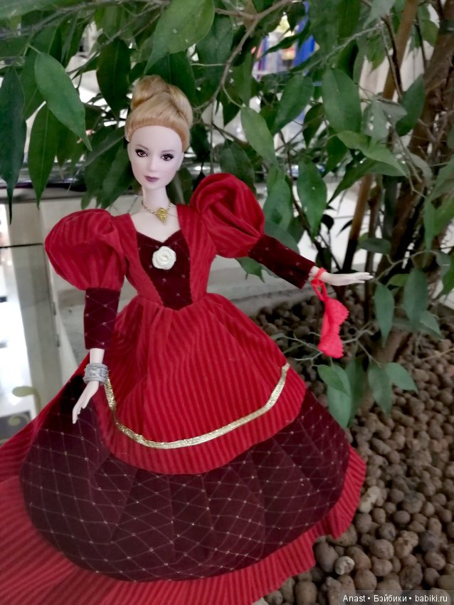 Музей винтажных платьев. Красное бархатное платье