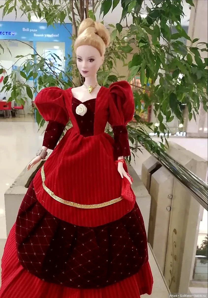 Музей винтажных платьев. Красное бархатное платье (фото 2)