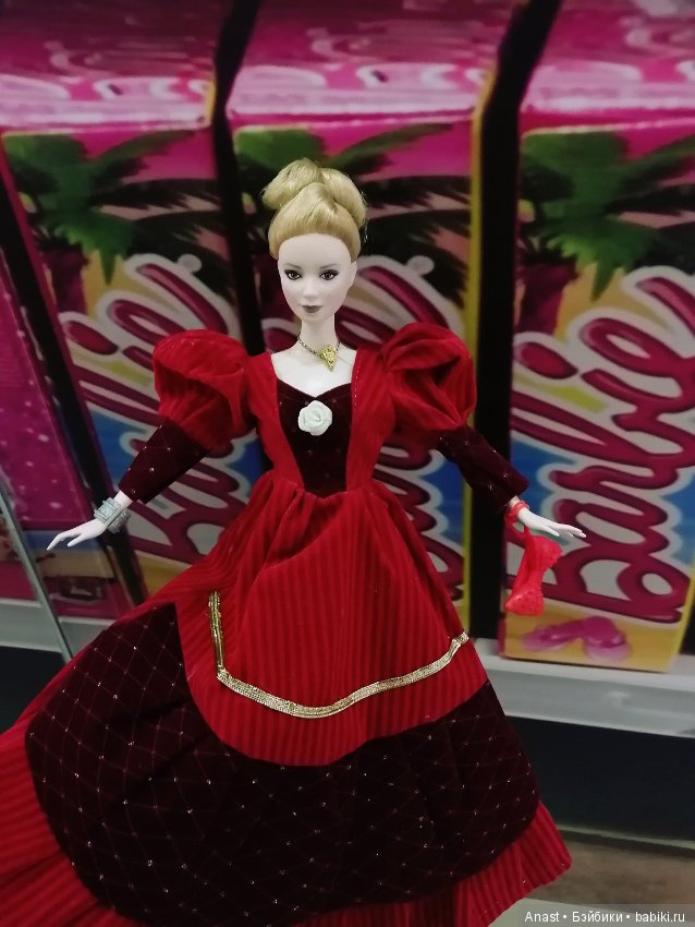 Музей винтажных платьев. Красное бархатное платье (фото 4)