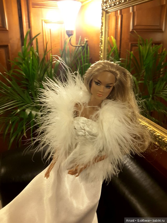 Музей винтажных платьев. Белое платье с боа (фото 9)