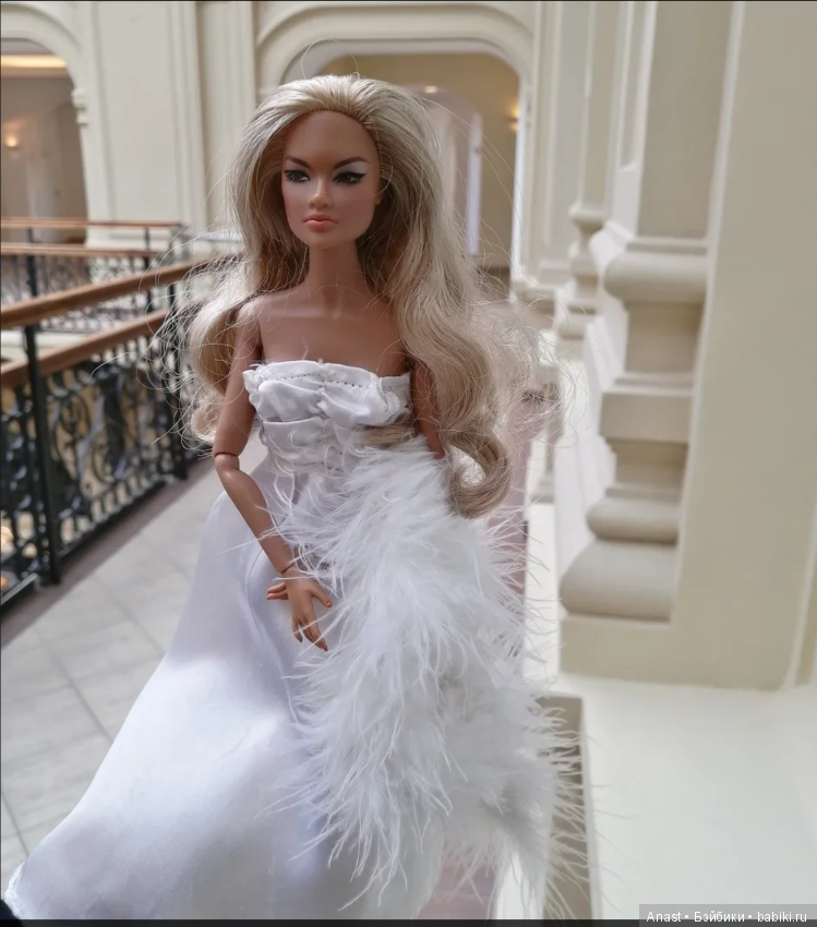 Музей винтажных платьев. Белое платье с боа (фото 3)