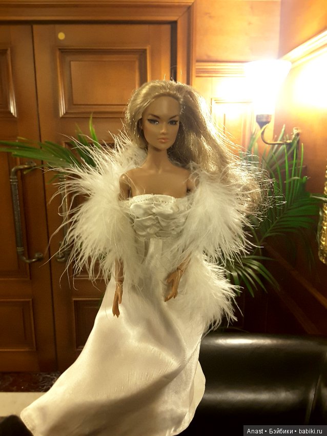 Музей винтажных платьев. Белое платье с боа (фото 7)