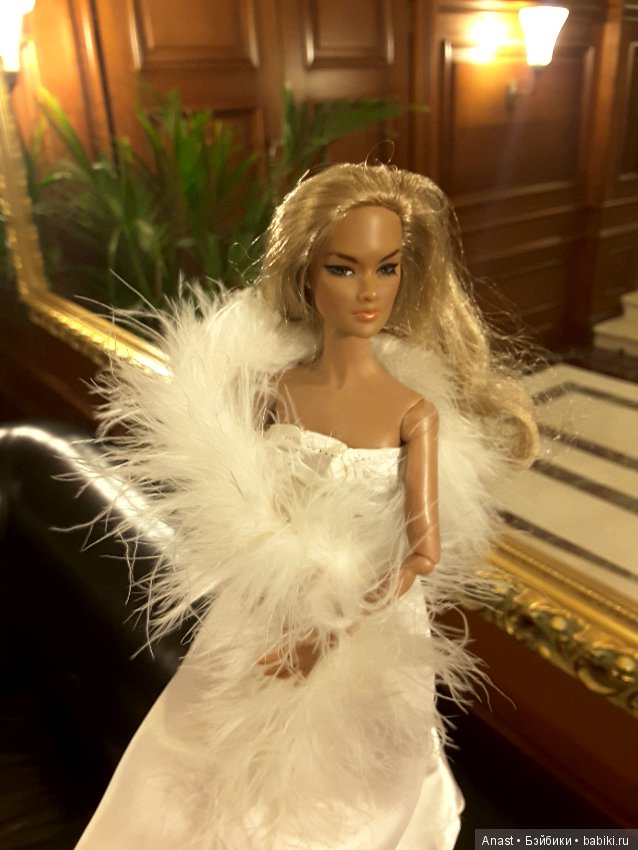 Музей винтажных платьев. Белое платье с боа (фото 8)