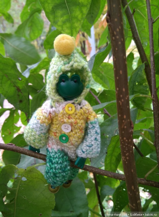 Лягушонок со своим другом, в осеннем парке