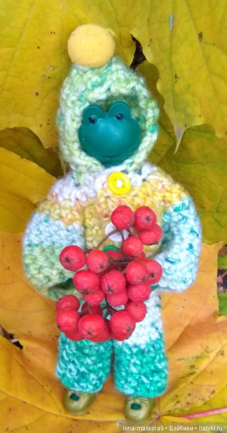 Лягушонок со своим другом, в осеннем парке