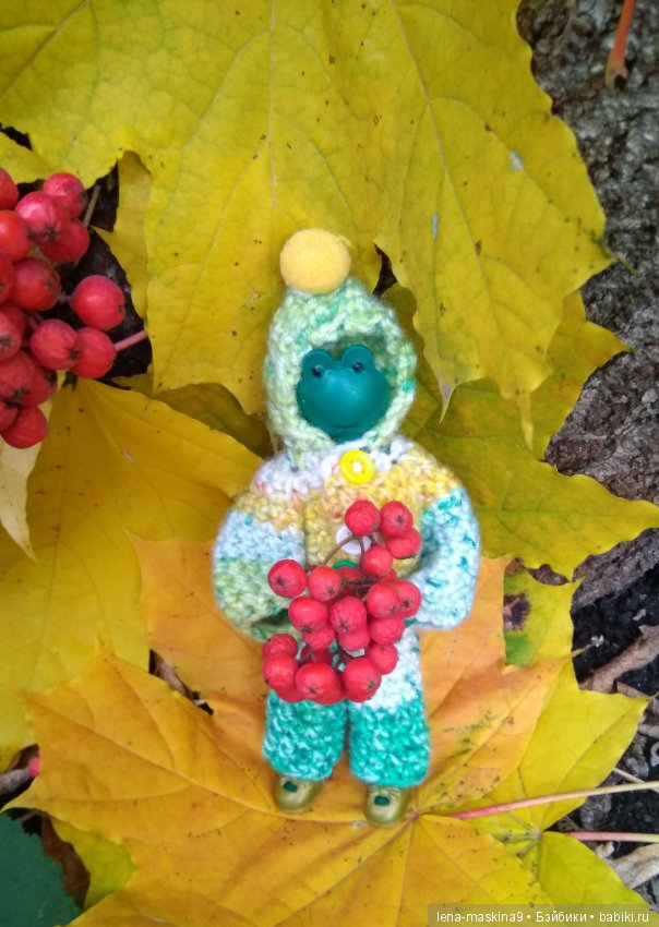 Лягушонок со своим другом, в осеннем парке