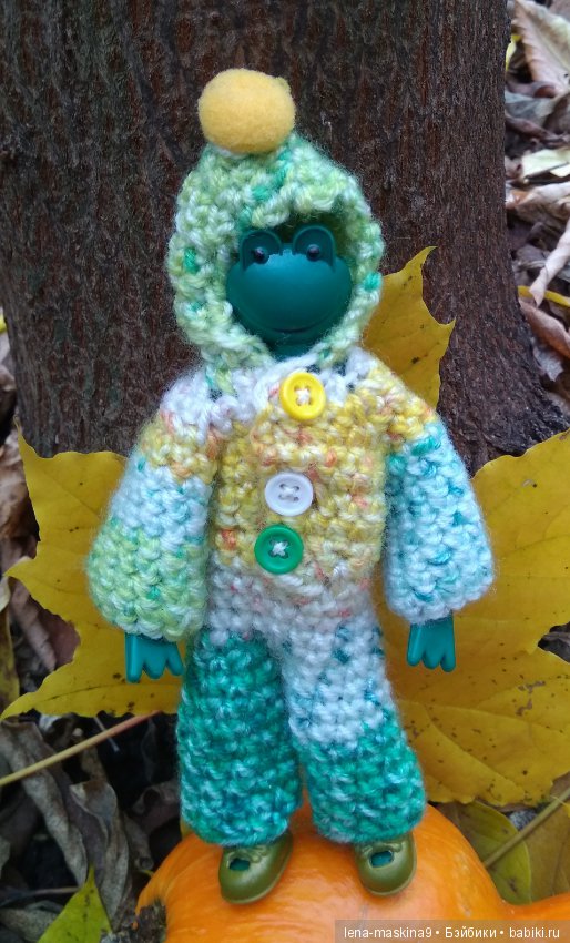 Лягушонок со своим другом, в осеннем парке