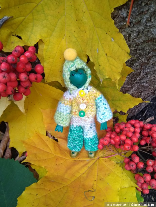 Лягушонок со своим другом, в осеннем парке