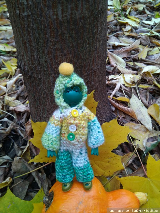 Лягушонок со своим другом, в осеннем парке