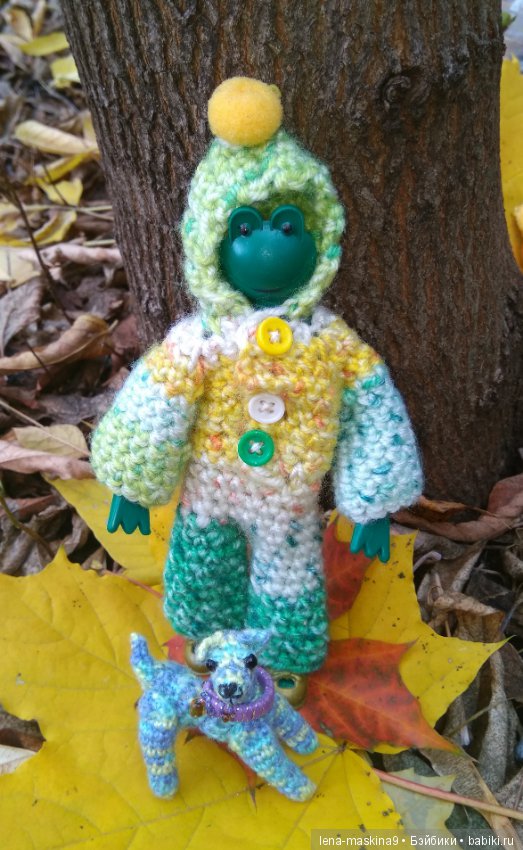 Лягушонок со своим другом, в осеннем парке