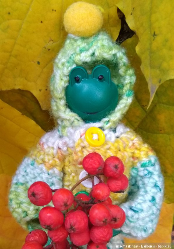 Лягушонок со своим другом, в осеннем парке