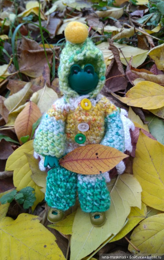 Лягушонок со своим другом, в осеннем парке