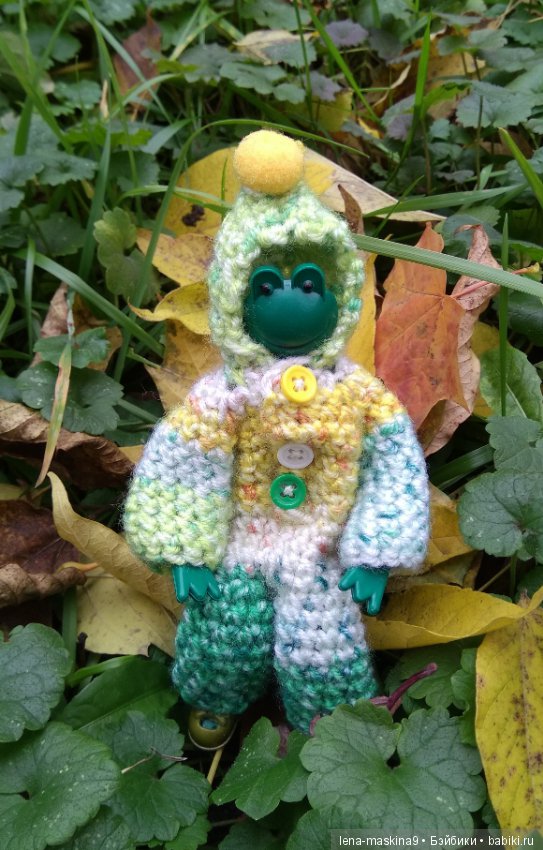 Лягушонок со своим другом, в осеннем парке