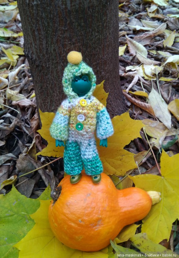 Лягушонок со своим другом, в осеннем парке