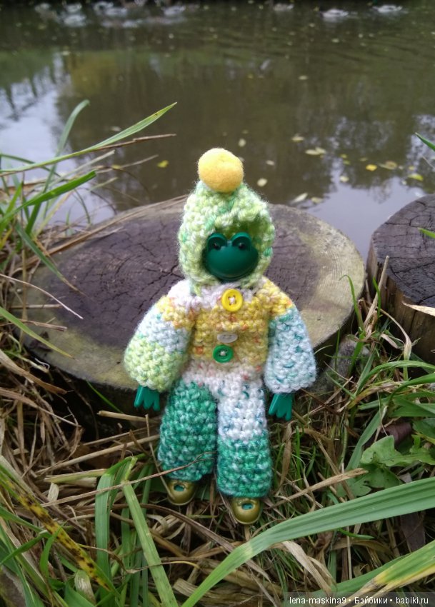 Лягушонок со своим другом, в осеннем парке