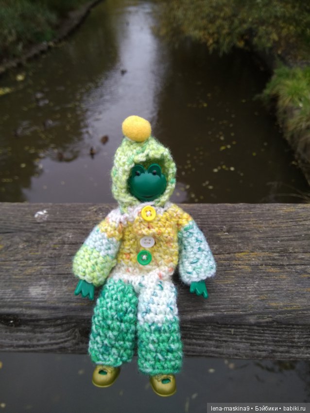 Лягушонок со своим другом, в осеннем парке