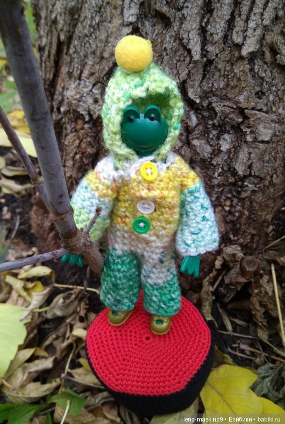 Лягушонок со своим другом, в осеннем парке