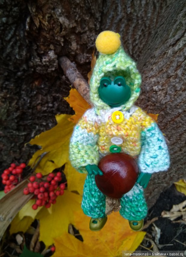 Лягушонок со своим другом, в осеннем парке