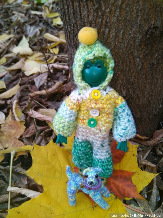 Лягушонок со своим другом, в осеннем парке