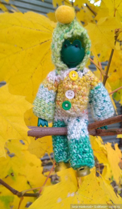 Лягушонок со своим другом, в осеннем парке