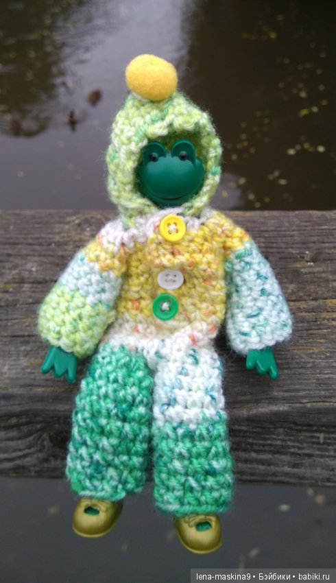 Лягушонок со своим другом, в осеннем парке (фото 4)