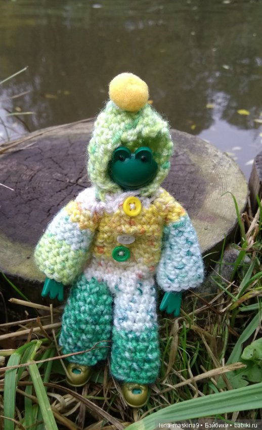 Лягушонок со своим другом, в осеннем парке (фото 3)