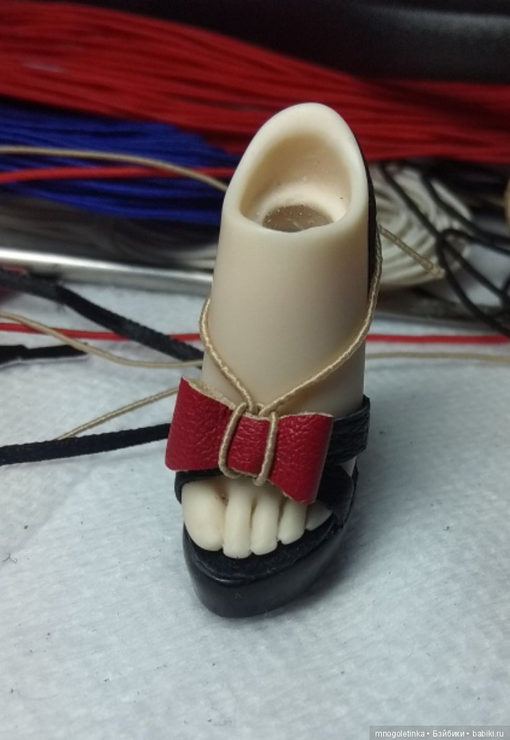 Кожаные босоножи уже на ножке (фото 10)