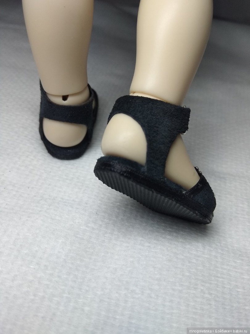 Замшевые босоножки на маленькой ножке (фото 2)