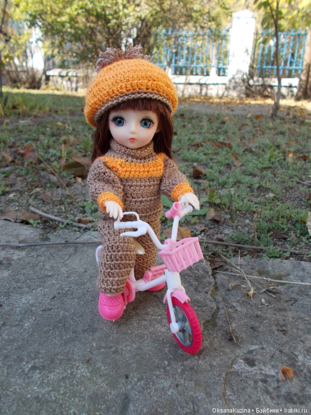 Заглянула осень в сад — Птицы улетели. За окном с утра шуршат Жёлтые метели