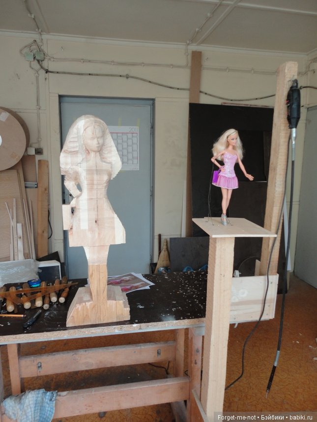 Деревянная скульптура Барби