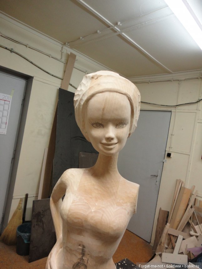 Деревянная скульптура Барби