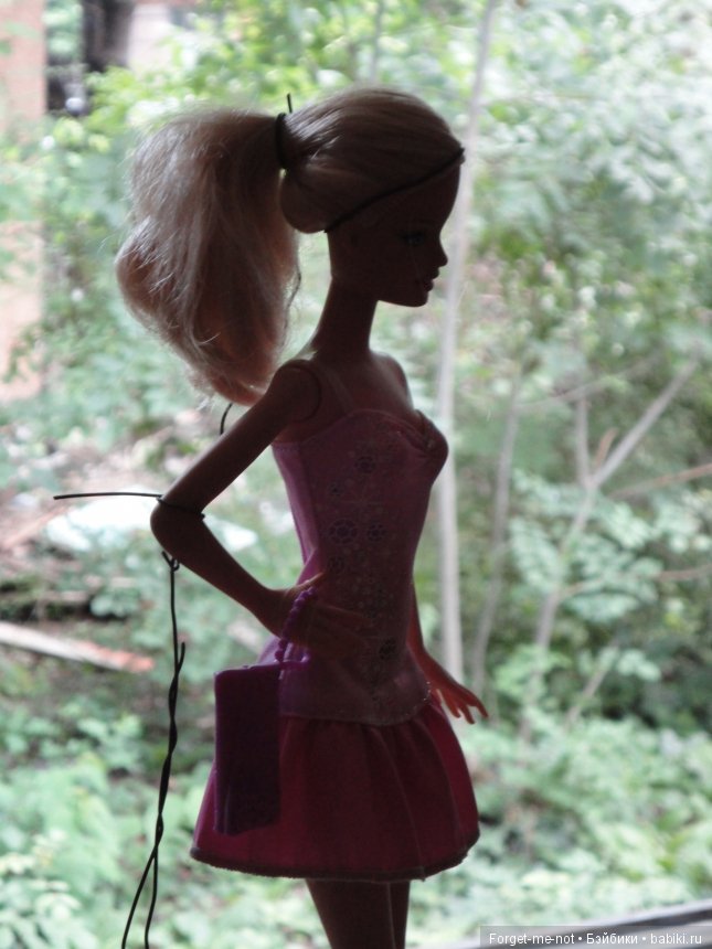 Деревянная скульптура Барби