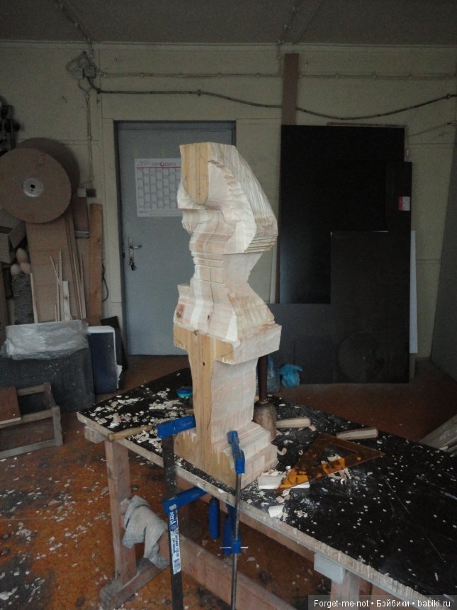 Деревянная скульптура Барби