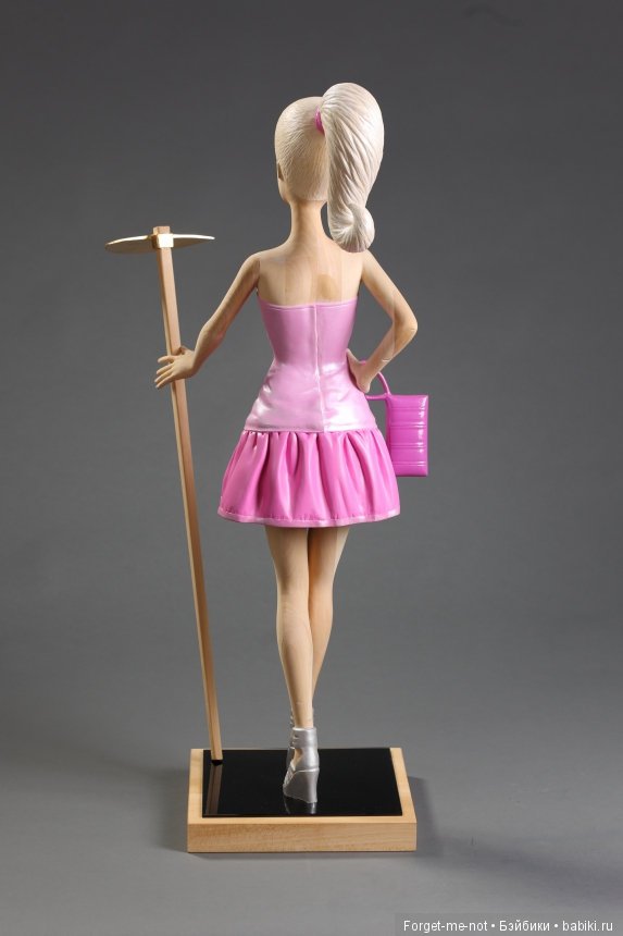 Деревянная скульптура Барби