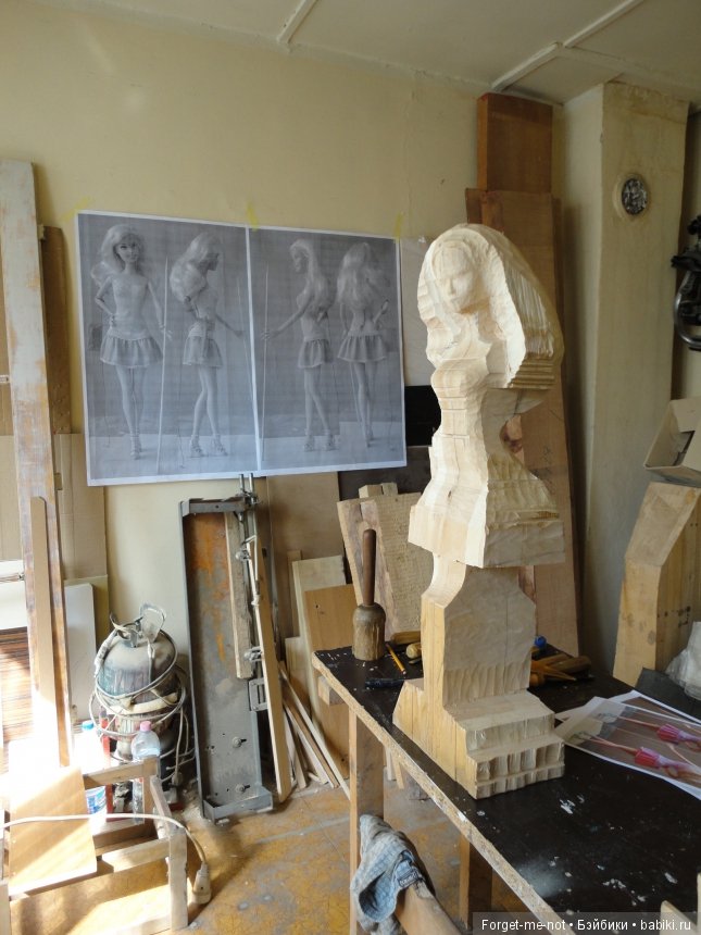 Деревянная скульптура Барби