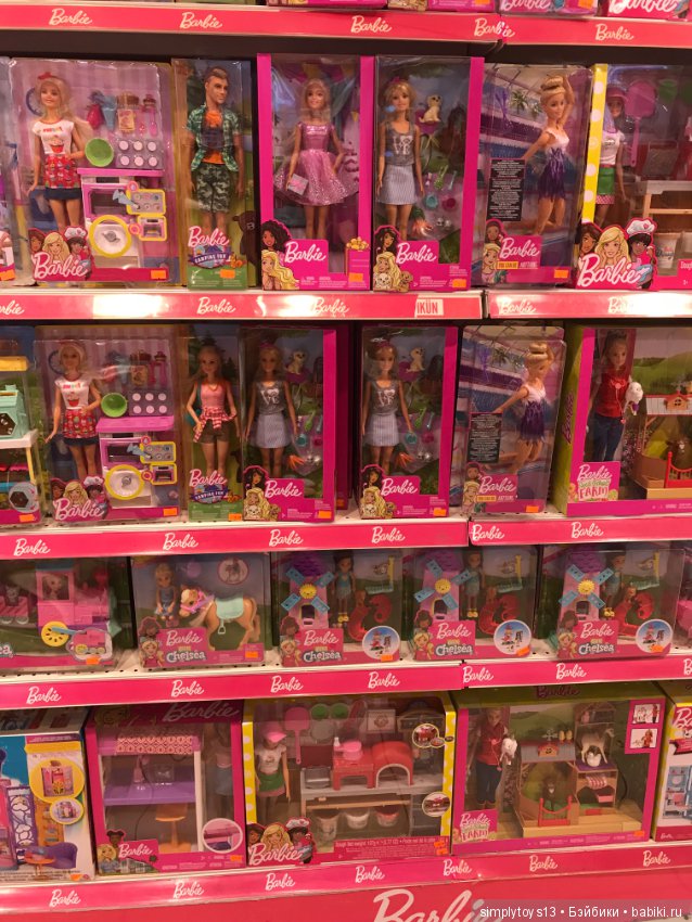 Полочки в небольшом магазине игрушек Стамбула (фото 10)